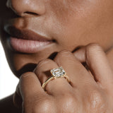 Solitärring Baguette East-West · 2,00 ct Emerald-Cut Labordiamant · 14k Gelbgold