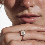 Solitärring Baguette East-West · 2,00 ct Emerald-Cut Labordiamant · 14k Weißgold