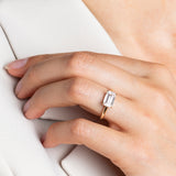 Solitärring Baguette East-West · 2,00 ct Emerald-Cut Labordiamant · 14k Gelbgold